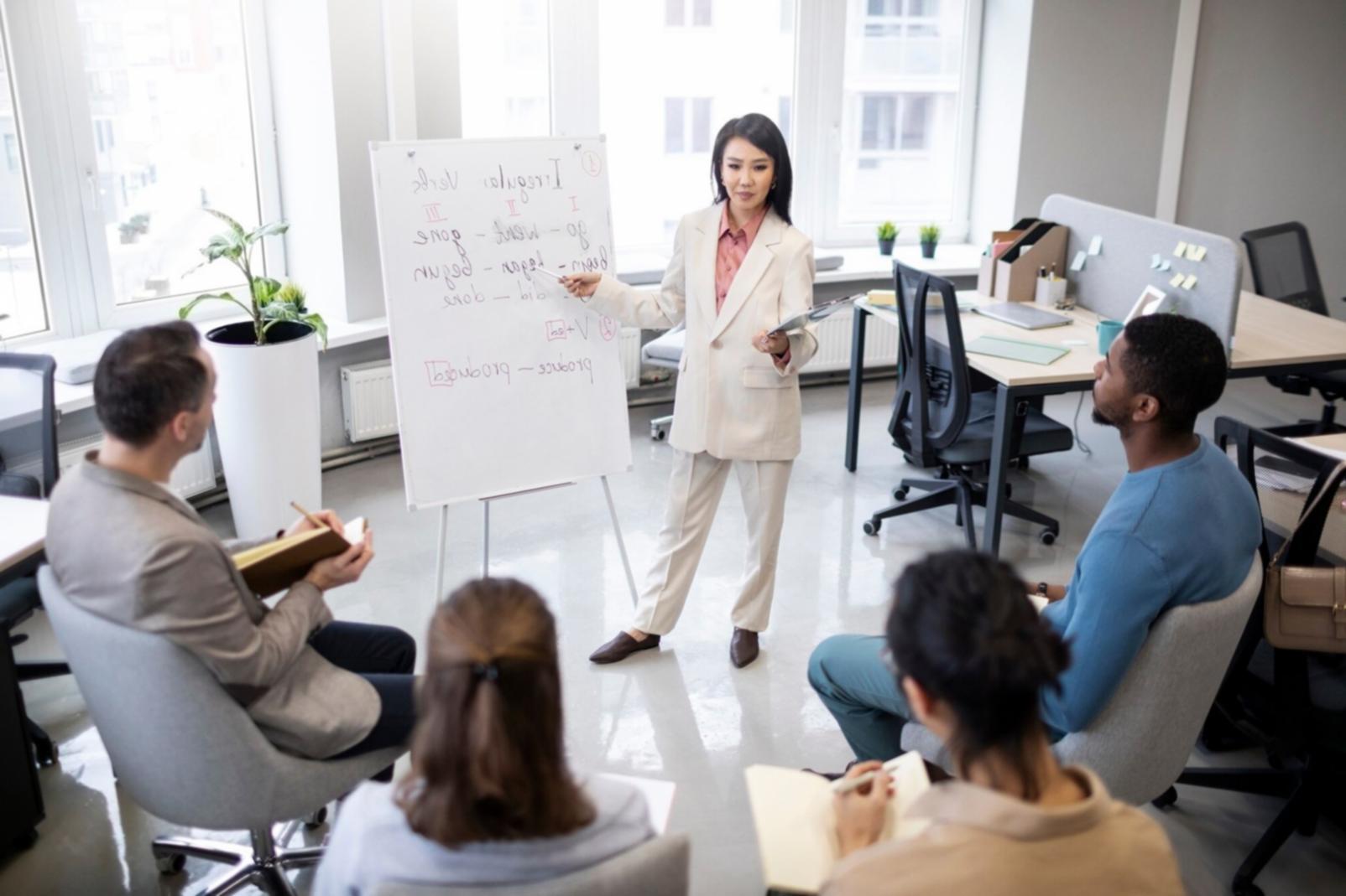 Finanzanalyse Arbeitsplatz mit Dokumenten und Charts